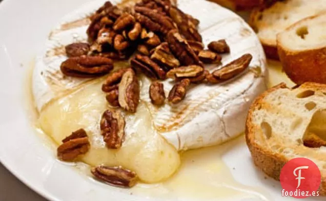 Consejo rápido: Brie a la Parrilla con Miel y Nueces Tostadas