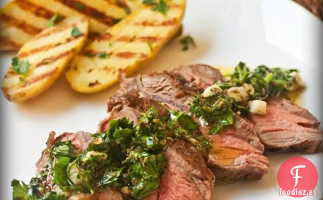 Bistec de Hierro Plano a la Parrilla con Chimichurri y Patatas al Horno