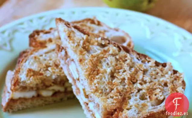 Panini de Mantequilla de Almendras y Pera con Costra de Granola