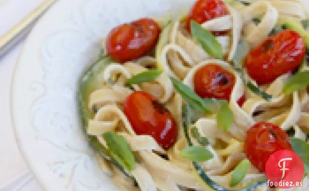 Pasta De Cinta De Calabacín Con Salsa Cremosa De Limón y albahaca