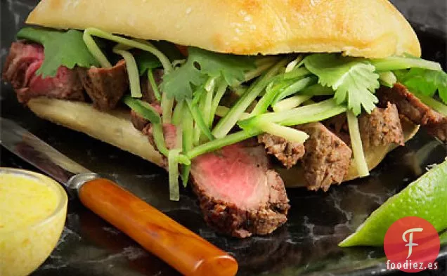 Sándwich De Carne De Flatiron Con Pepino, Salsa de Jengibre y Alioli de Chile Fantasma
