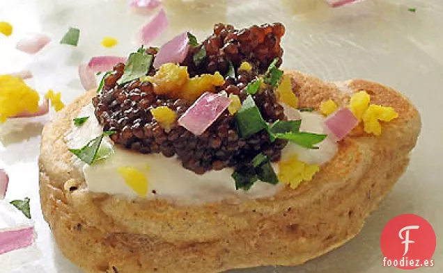 Blini de Trigo Sarraceno y Caviar con Acompañamientos Tradicionales