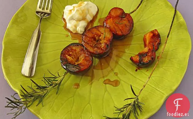 Ciruelas a la Parrilla con Glaseado Balsámico de Romero y Mascarpone