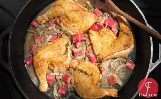 Muslos y Piernas de Pollo Estofados en una Sabrosa Salsa de Cebolla de Ruibarbo