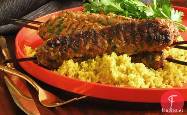 Brochetas de Cordero Turco con Pistachos y Ensalada de Hierbas Suaves