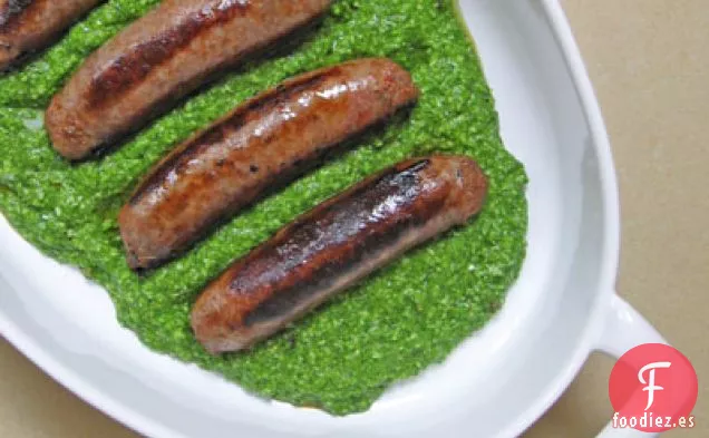 Salchichas a la Parrilla con Pesto de Rúcula