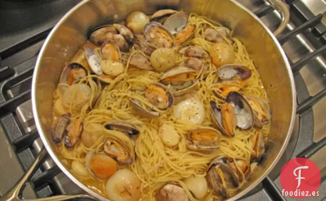 Espaguetis con Almejas, Cebolla Cipollini, Ajo y Colatura di Alici