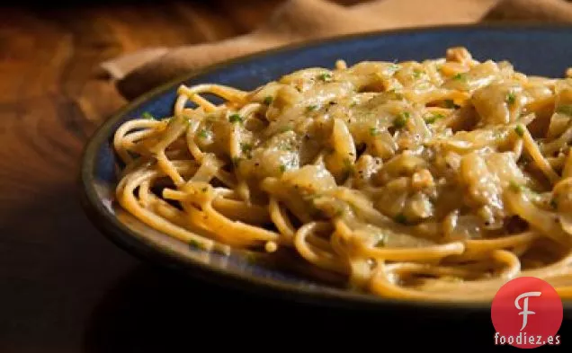 Bigoli con Salsa de Cebolla y Anchoas