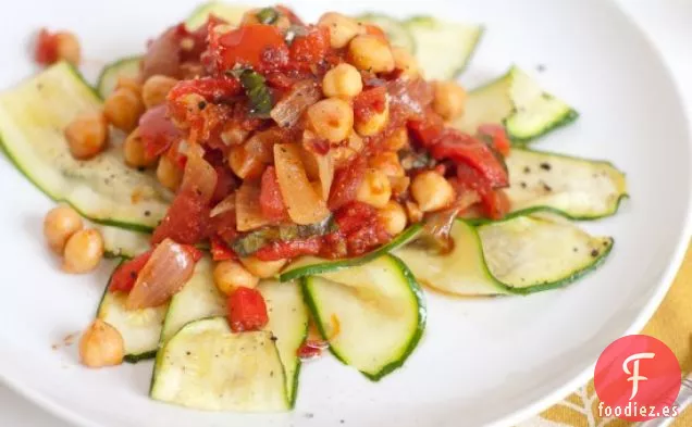 Fideos De Calabacín Con Garbanzos Arrabiata