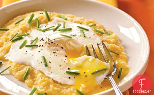 Huevos con los Ojos Vendados sobre Sémola de Queso Cheddar con Ajo