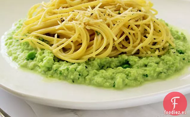 Espaguetis con Puré de Habas y Queso Ragusano