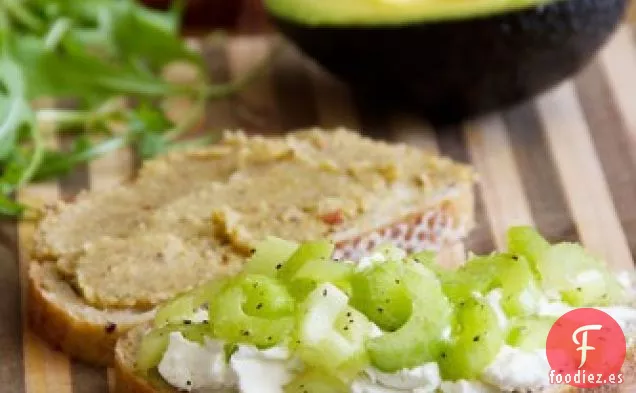 Sándwich de Amor Vegetal, Queso de Cabra, Apio y Aguacate con Mantequilla de Nuez y Rúcula