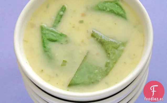 Sopa de Ajo Verde con Acedera