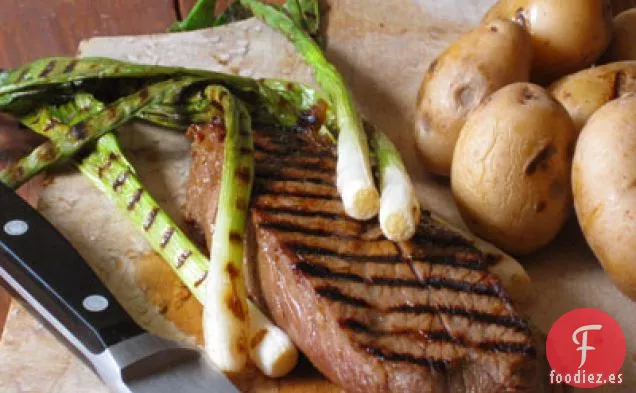 Filete de Tiras Marinado con Cebolletas a la Parrilla y Queso Feta