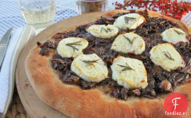 Pizza de Pimienta Rosa de Cebolla Balsámica Caramelizada con Romero y Queso de Cabra