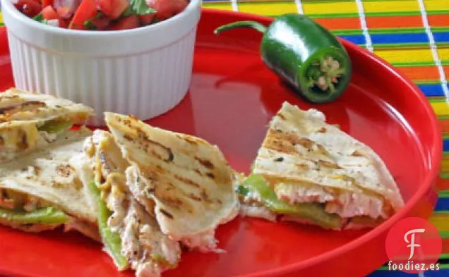 Quesadilla Ahumada a la Parrilla con Chiles Anaheim y Pollo