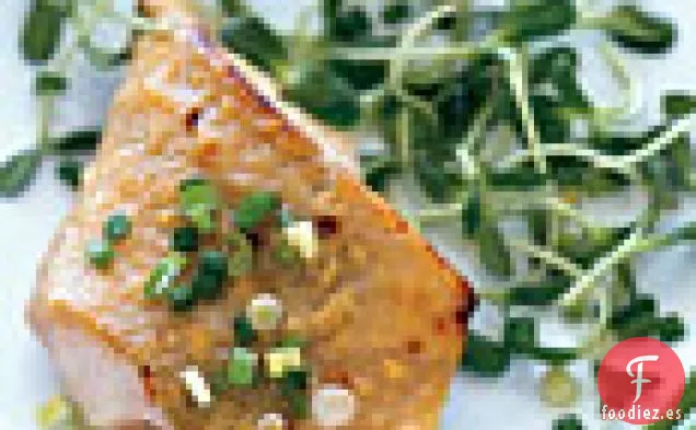 Bacalao Negro Glaseado con Miso sobre Brotes de Girasol