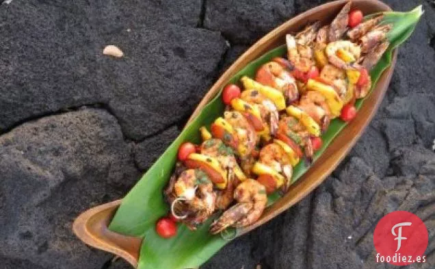 Brochetas de Camarones Marinados, Piña y Salchicha Portuguesa