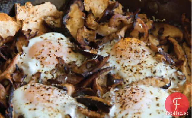 Champiñones Salteados con Pan Tostado y Huevos Horneados