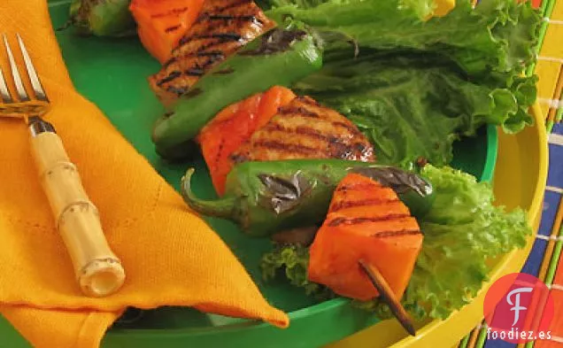 Brochetas de Cerdo Curadas en Salmuera con Glaseado de Melaza, Jalapeños y Papaya