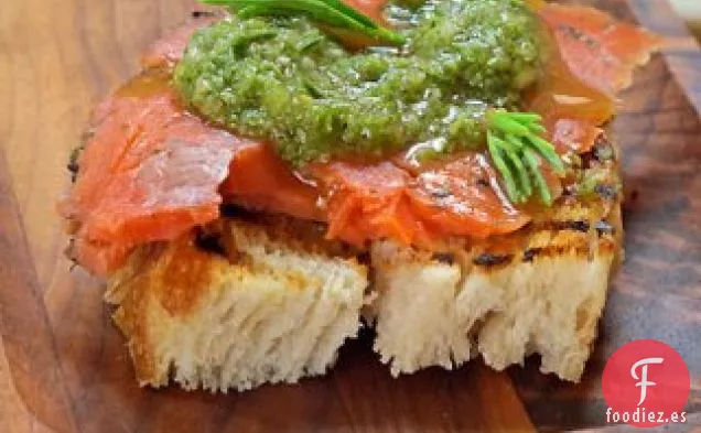 Gravlox Curado de Abeto con Crostini de Pesto de Abeto