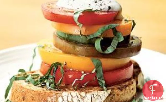 Ensalada de Tomate de Herencia Apilada con Crema de Salata de Ricotta