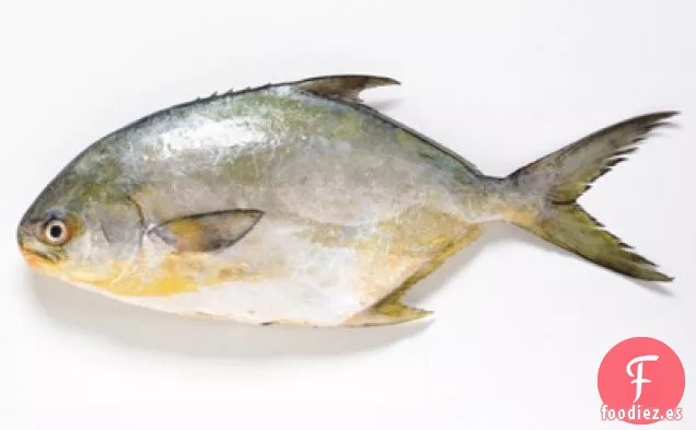 Pompano Asado con Salsa Avacado de Naranja Sanguina, Mantequilla de Cilantro y Plátanos Picantes