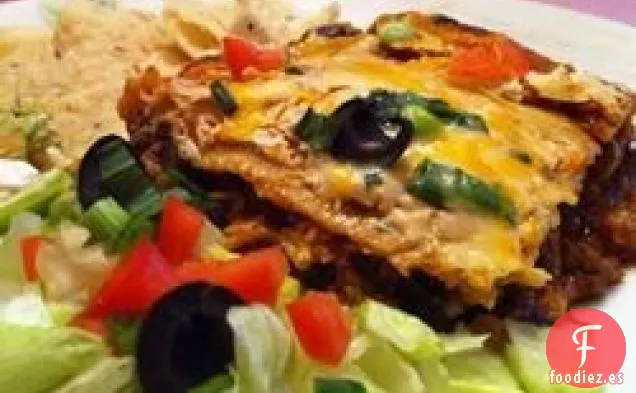 Cazuela de Enchilada de Pollo y Frijoles Negros en Capas