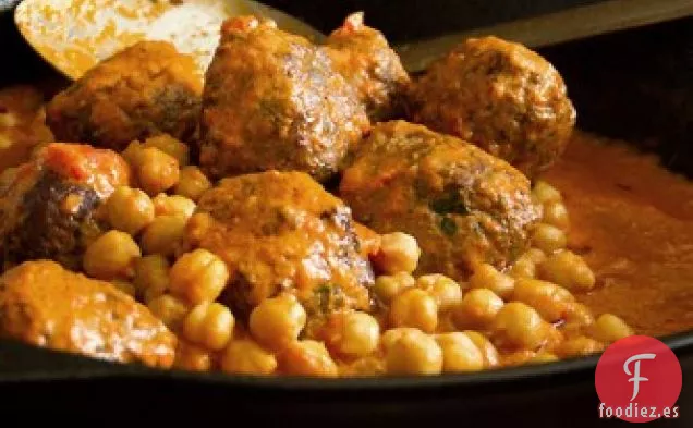 Albóndigas de Cordero con Pimiento Rojo y Salsa de Garbanzos