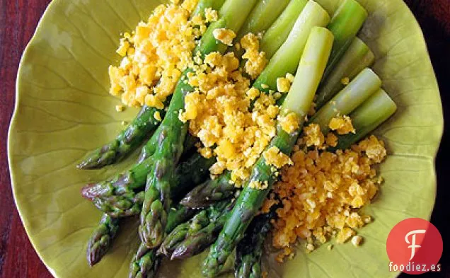 Espárragos Gigantes con Salsa Mimosa