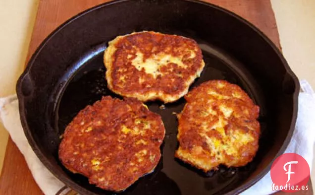Tortitas de Queso Cheddar, con Tomate de Herencia, Aguacate y Vinagreta de Tocino Caliente