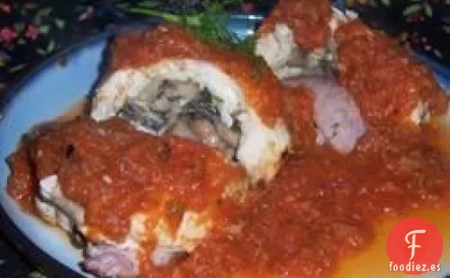 Rollitos de Pollo en Salsa de Guajillo