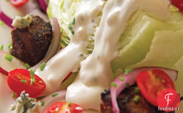 Ensalada de Cuña de Asador con Croutones de Flatiron Ennegrecidos