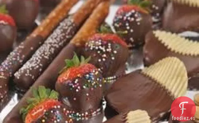 Fresas Bañadas en Chocolate Negro y Aperitivos