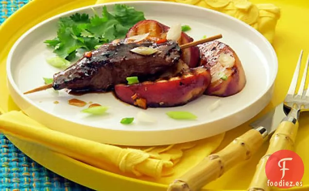 Satay de Pechuga de Pato Glaseada de Durazno y Jengibre con Duraznos a la Parrilla
