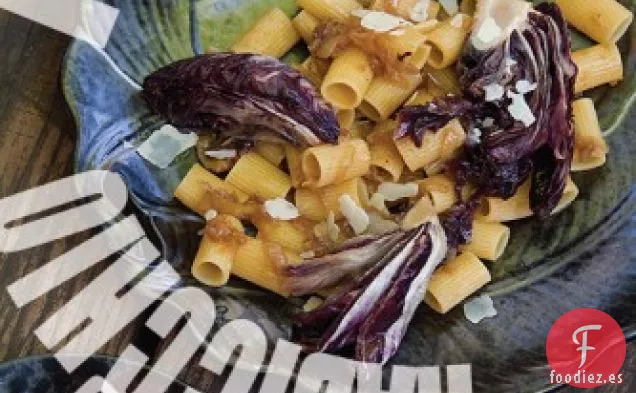 Pasta por Defecto con Achicoria Cocida y Cebolla Caramelizada