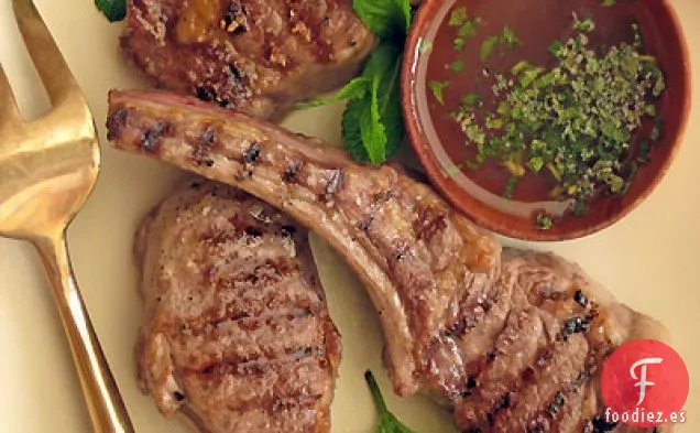 Chuletas de Cordero a la Parrilla con Granos de Pimienta y Salsa de Menta Salada