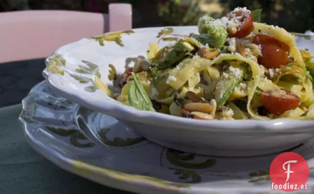 Tagliatelle Casero Con Flores De Calabacín Y Tomates Cherry