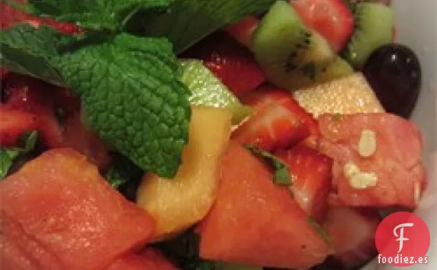 Ensalada de Frutas de Verano con un Aderezo de Limón, Miel y Menta