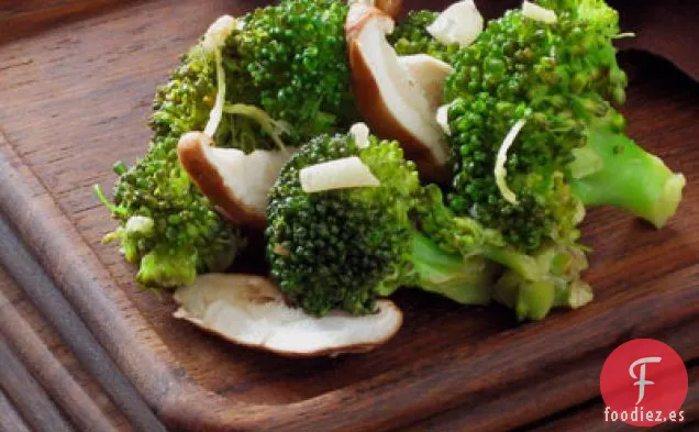 La increíble Ensalada de Brócoli de Greg con Limón, Ajo y Champiñones Shitake