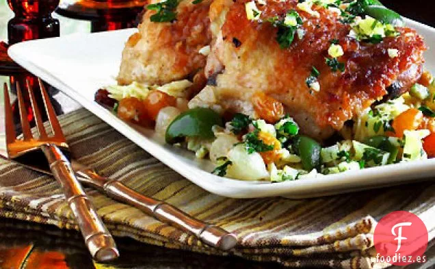 Muslos de Pollo Estofados con Cebollas Perladas, Aceitunas Verdes, Pasas Doradas y Limón en Conserva