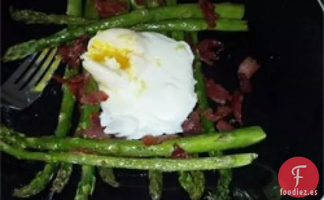 Espárragos Asados con Jamón y Huevo Escalfado