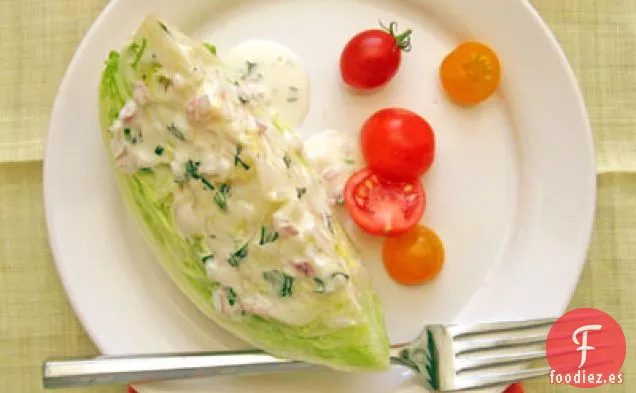 Ensalada de Cuña Iceberg con Aderezo Cremoso de Suero de Leche