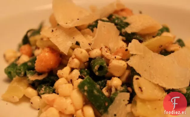 Ensalada De Finales De Verano Con Maíz Dulce, Frijoles Romanos Y Macadamia