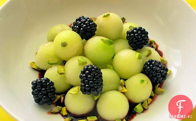 Ensalada de Melón con Salsa de Mora de Verbena de Limón y Pistachos