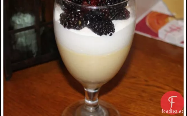 Flan con Crema Batida y Moras