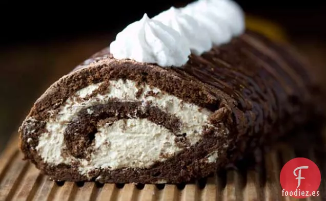 Rollo De Pastel De Chocolate Con Crema De Capuchino