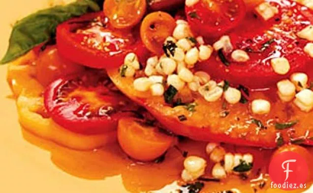 Tomates en Rodajas con Maíz y Albahaca