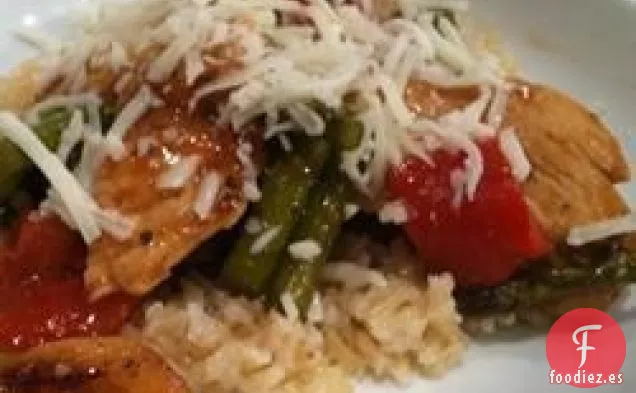 Pollo con Espárragos y Pimientos Rojos Asados