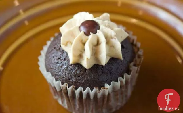 Cupcake de Chocolate con Glaseado de Mantequilla de Maní